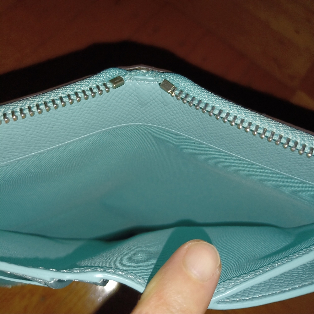 COACH MEDIUM ZIP AROUND WALLET - Picture 7 of 10